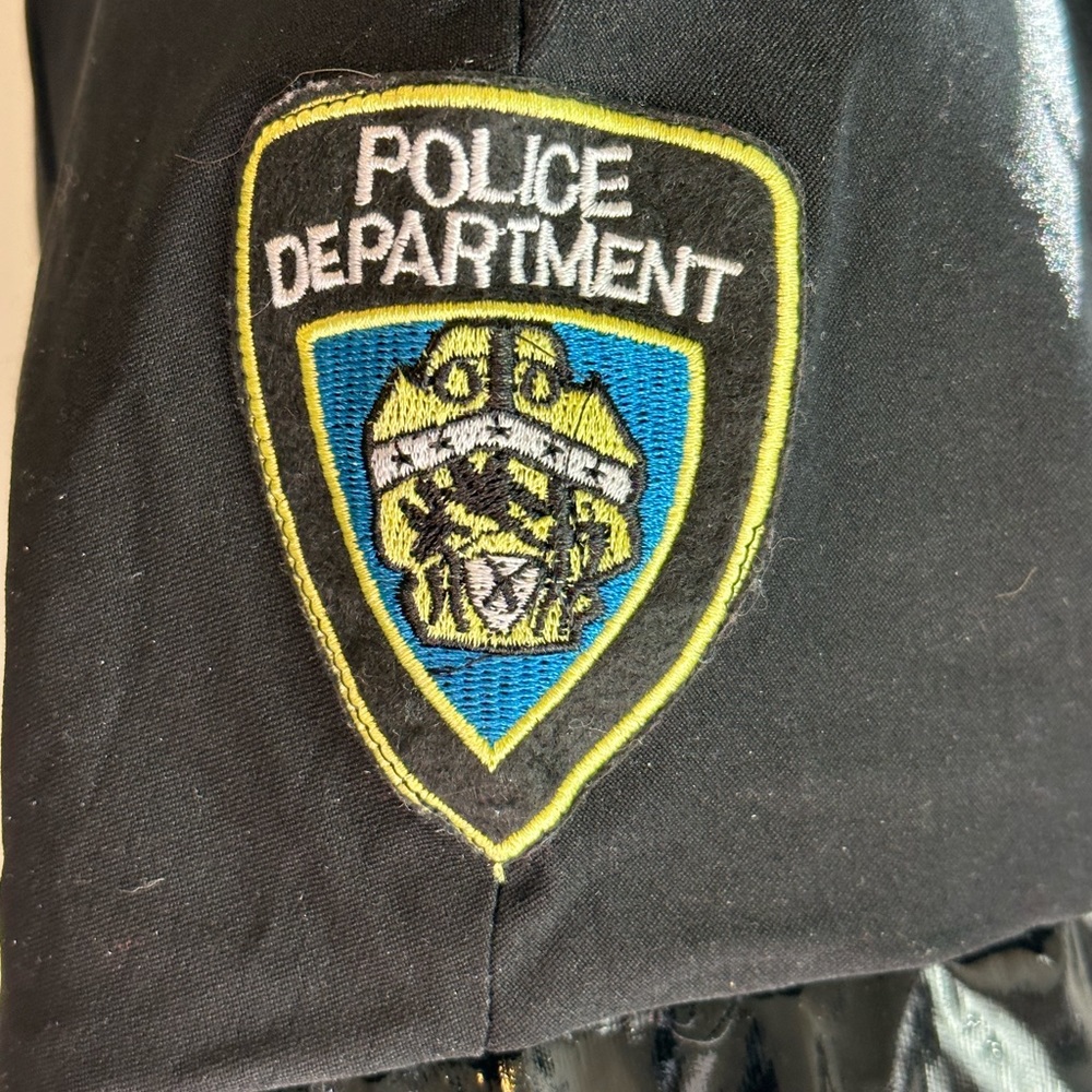 Spirit of Halloween police woman costume - Picture 7 of 16